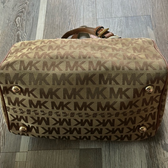 Michael Kors USED brown barrel bag - Picture 3 of 6